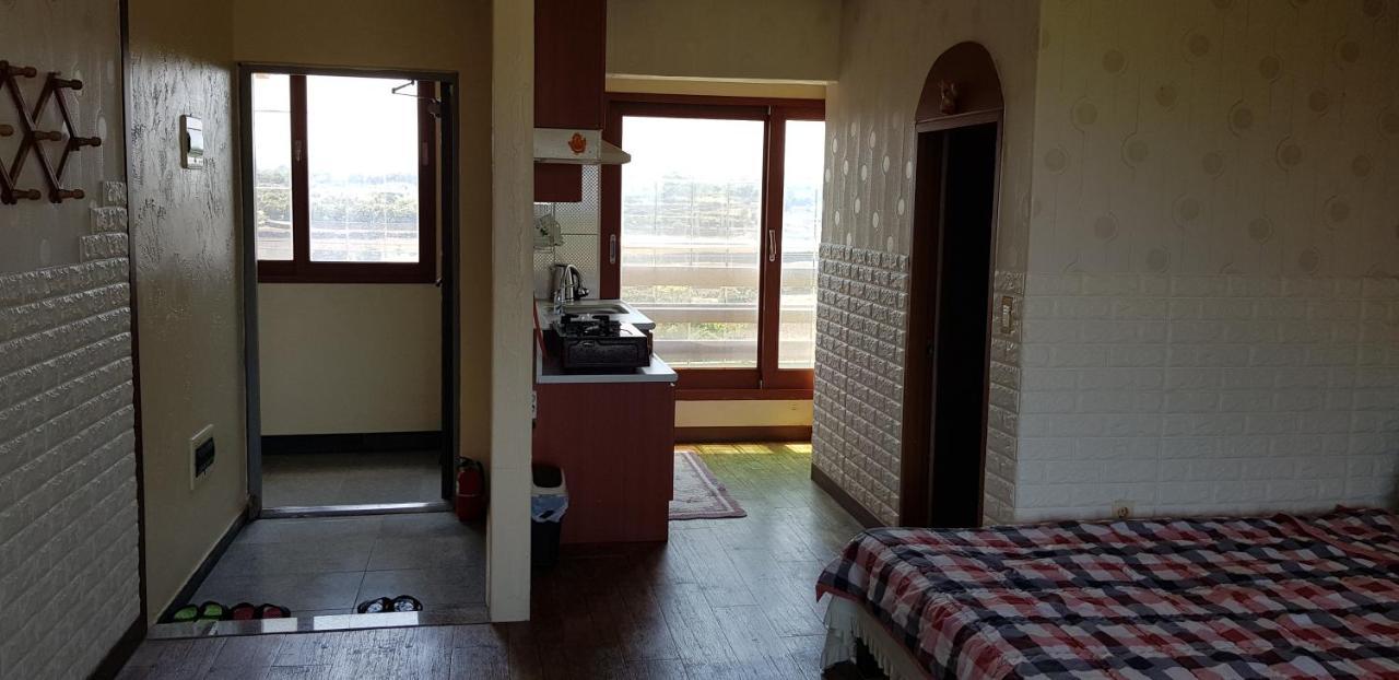 Jun House Hostel Jeju Bagian luar foto