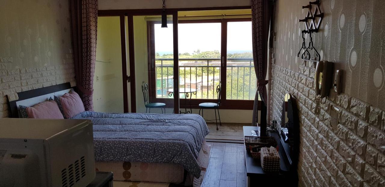 Jun House Hostel Jeju Bagian luar foto