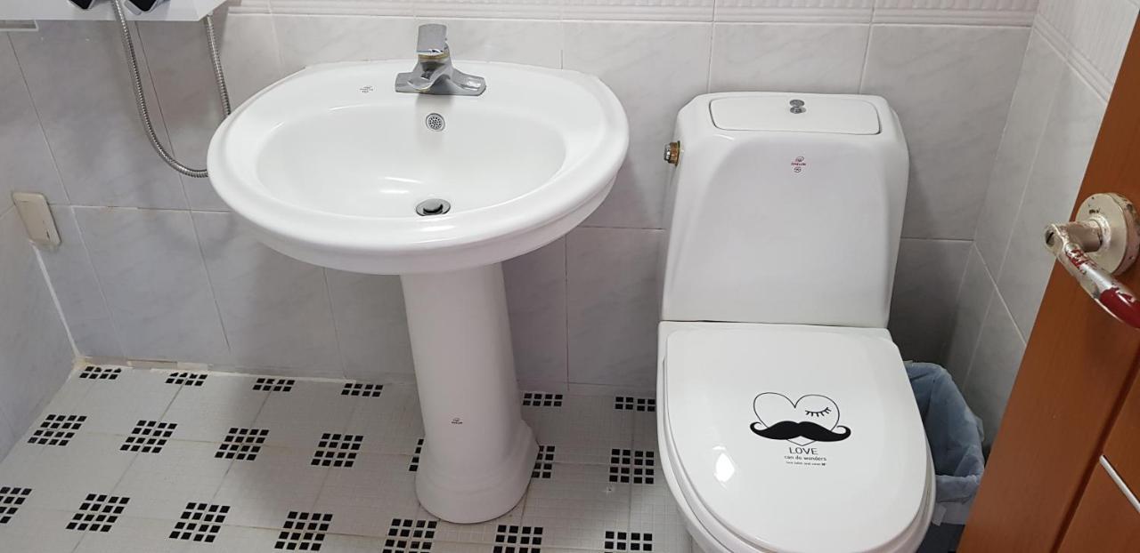 Jun House Hostel Jeju Bagian luar foto