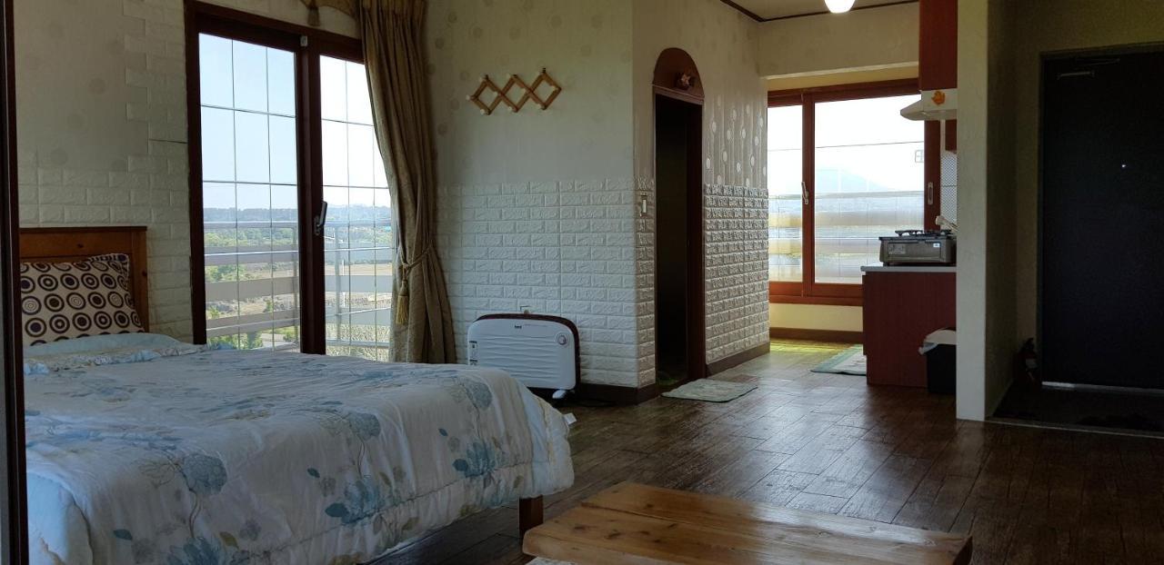 Jun House Hostel Jeju Bagian luar foto