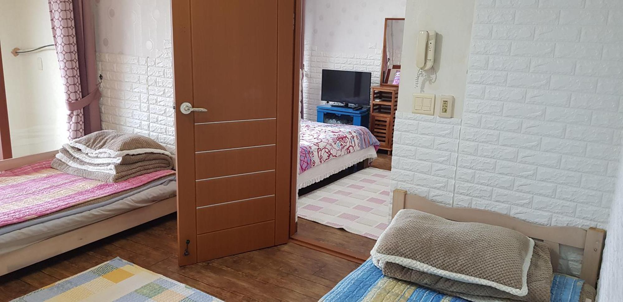 Jun House Hostel Jeju Bagian luar foto