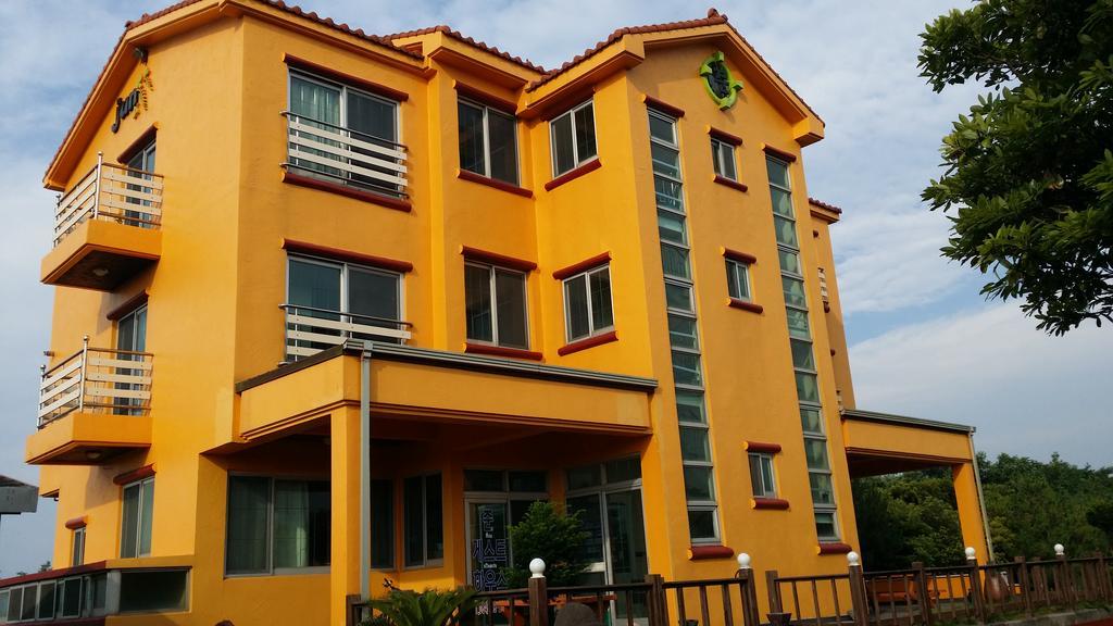 Jun House Hostel Jeju Bagian luar foto