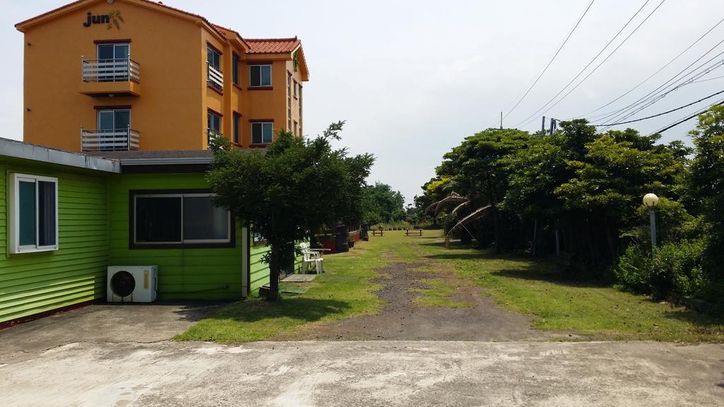 Jun House Hostel Jeju Bagian luar foto