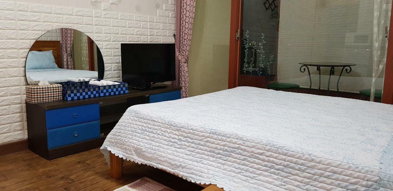 Jun House Hostel Jeju Bagian luar foto