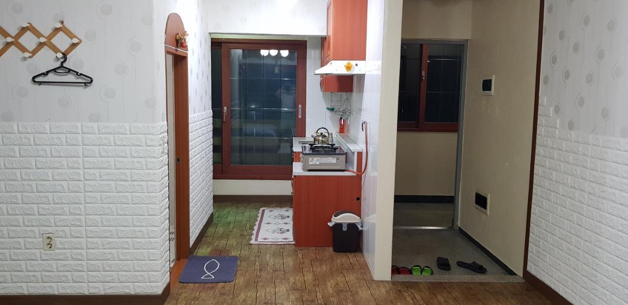 Jun House Hostel Jeju Bagian luar foto